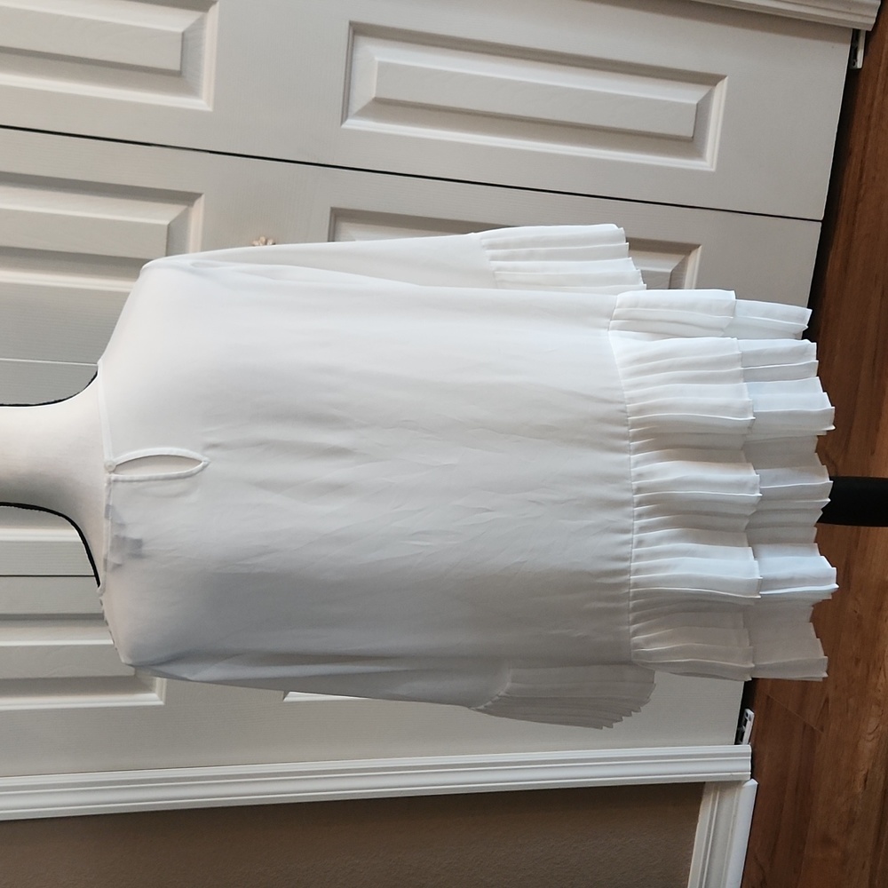 Simply Vera Wang, Excellent condition,  Women's Top,  Cream, ruffled sleeves, Lg - Picture 3 of 9
